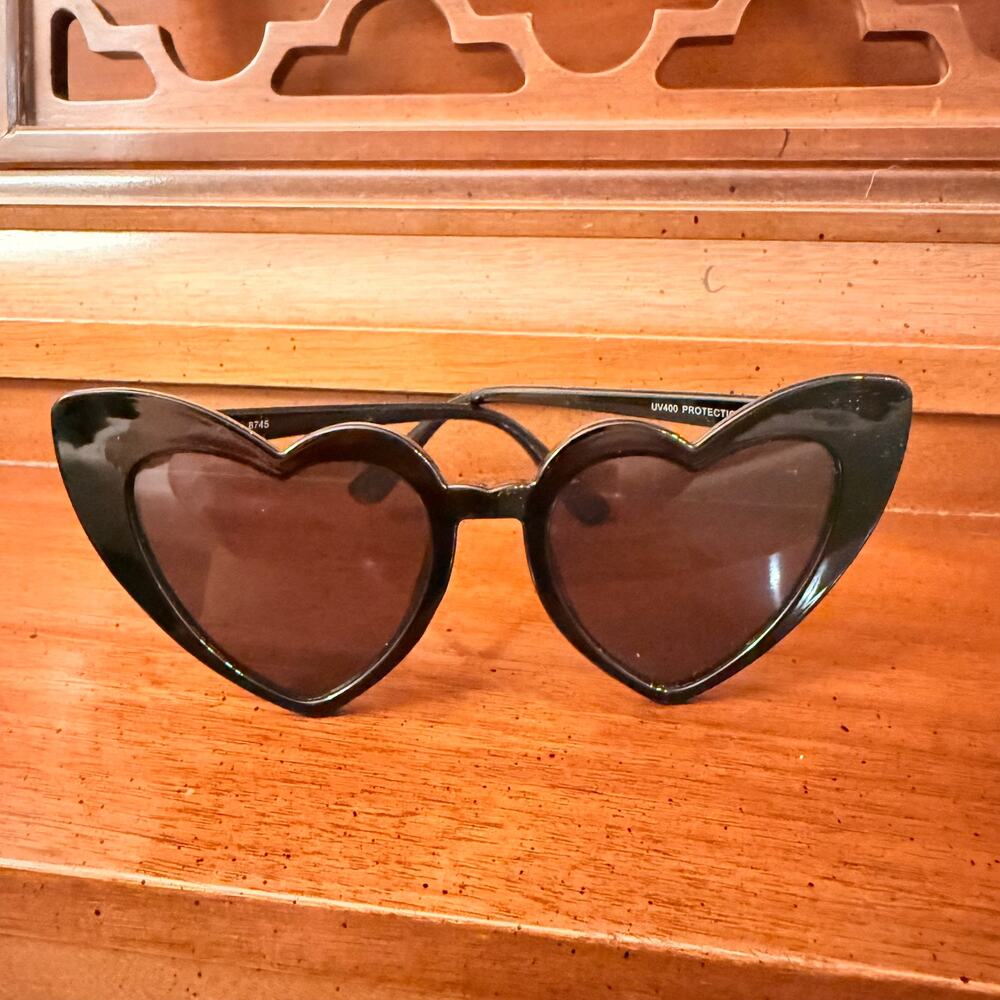 Black Heart Shaped Cat Eye Sunglasses Oversized Retro Style
